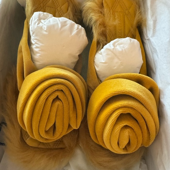 Burberry
Rose 100mm shearling velvet sandals size 36 - Picture 3 of 8